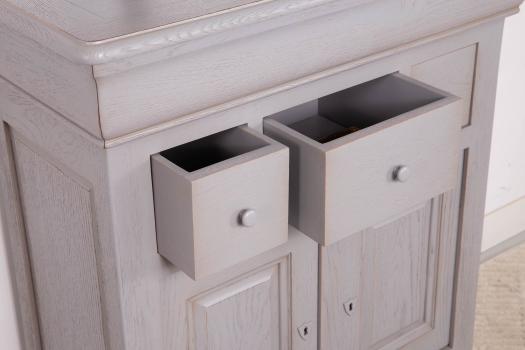 Petit Buffet 2 portes 4 tiroirs Thimoty réalisé en chêne massif de style Louis Philippe Finition Chêne Brossé Gris Patiné SEULEMENT 1 DISPONIBLE