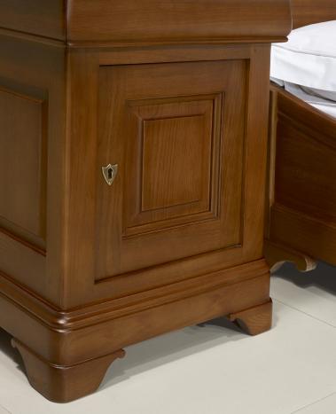 Chevet 1 porte 1 tiroir Hugo réalisé en Chêne Massif de style Louis Philippe Finition Chêne Moyen