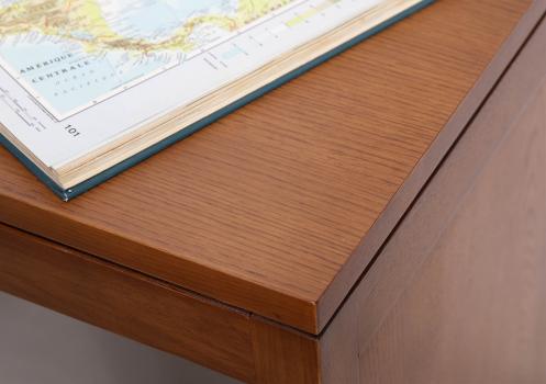 Bureau Contemporain en chêne accompagné de son caisson de 3 tiroirs sur roulettes