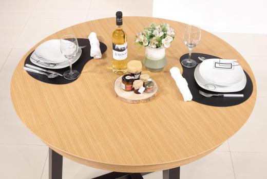 Table ronde extensible Léo réalisée en chêne diamètre 120 avec 1 allonge intégrée, piétement moderne 