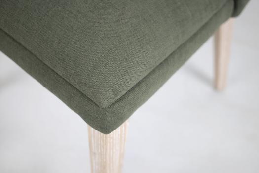 Chaise Nina, assise et dos capitonnés, pieds en Chêne Massif de ligne Contemporaine (il est possible de choisir le tissu)