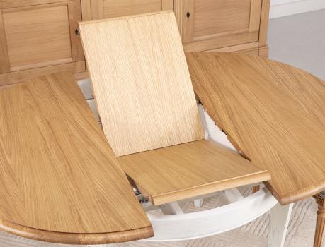 Table ronde 4 pieds Marc-Antoine réalisée en Chêne Massif de style Louis Philippe Diamètre 110 cm Finition Chêne naturel et Ivoire Patiné SEULEMENT 1 DISPONIBLE