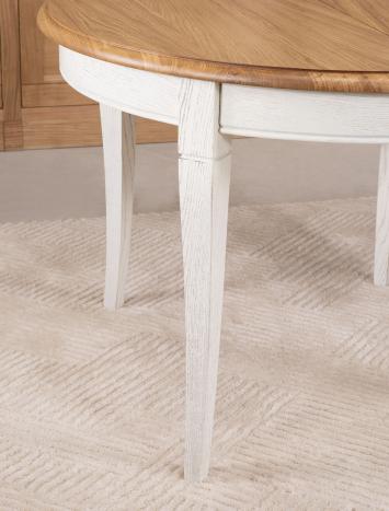 Table ronde 4 pieds Marc-Antoine réalisée en Chêne Massif de style Louis Philippe Diamètre 110 cm Finition Chêne naturel et Ivoire Patiné SEULEMENT 1 DISPONIBLE