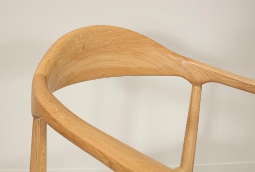 Chaise Sacha, de ligne contemporaine réalisée en chêne, assise cannée 