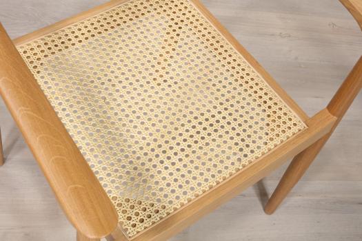 Chaise Sacha, de ligne contemporaine réalisée en chêne, assise cannée 