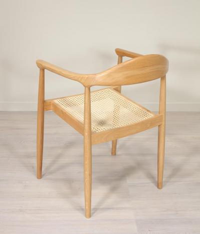 Chaise Sacha, de ligne contemporaine réalisée en chêne, assise cannée 