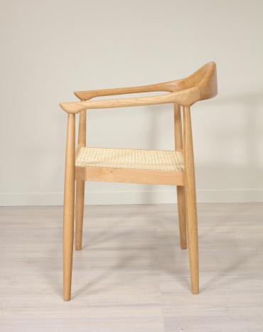 Chaise Sacha, de ligne contemporaine réalisée en chêne, assise cannée 