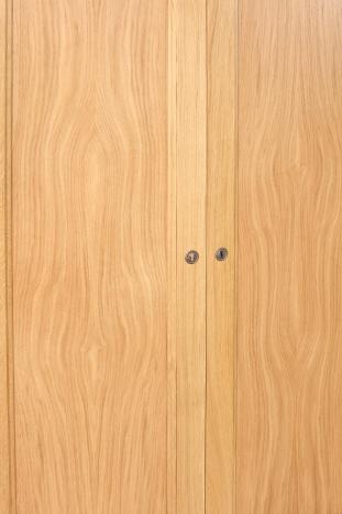 Armoire 2 portes Parisienne réalisée en chêne Les portes ferment à clefs